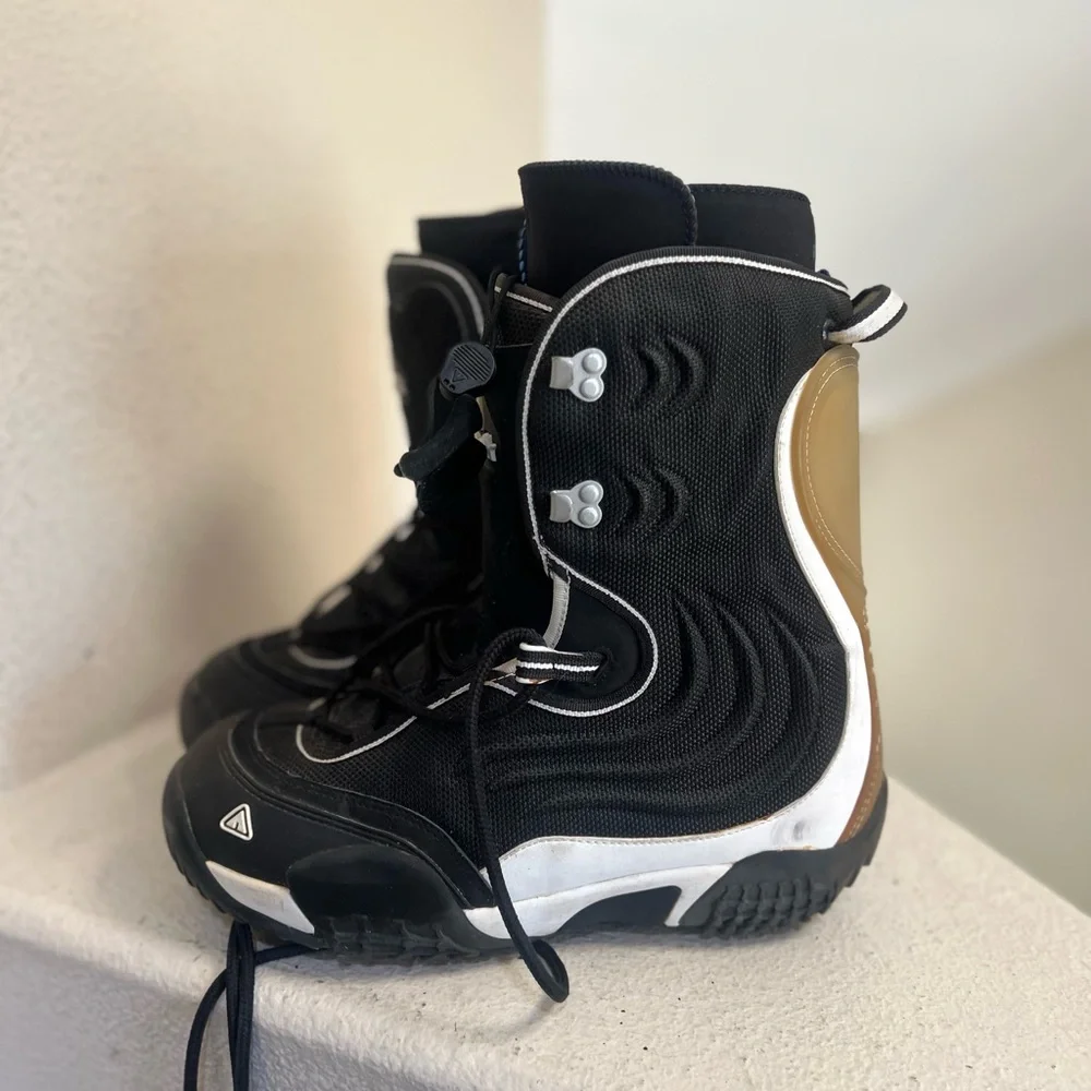 AIRWALK SNOWBOARD BOOTS, Black, Unisex Men size 11 Women size 12
